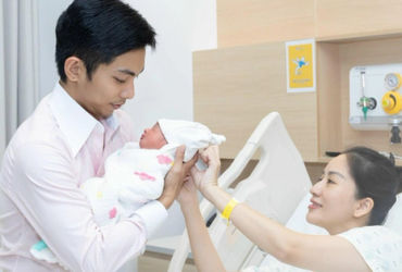 Khánh Thi chia sẻ hành trình sinh con: Đau đẻ chờ đợi Phan Hiển, bước chân lên đường sau khi hoàn thành việc dạy học