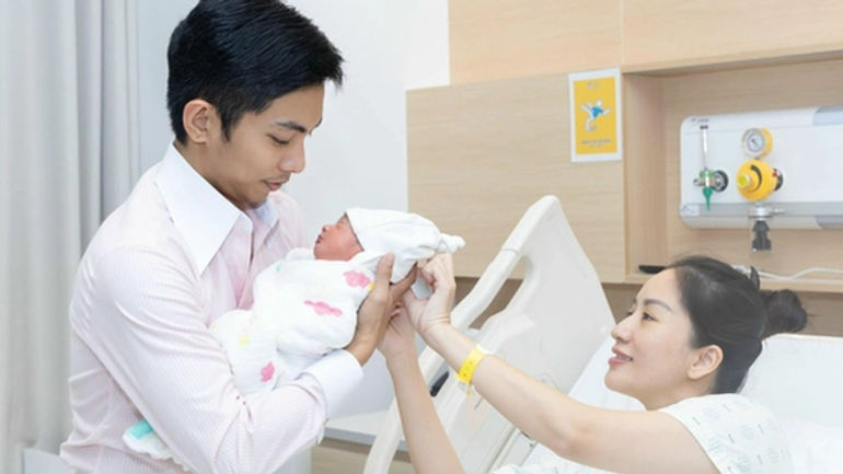 Khánh Thi chia sẻ hành trình sinh con: Đau đẻ chờ đợi Phan Hiển, bước chân lên đường sau khi hoàn thành việc dạy học