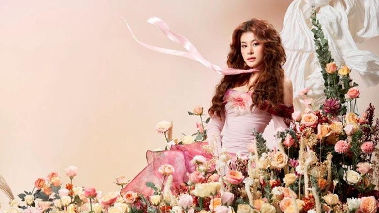 Nữ diễn viên Lật Mặt 6 tỏa sáng cùng hoa trong bộ ảnh mới, khẳng định khát vọng sự nghiệp chuyên nghiệp hơn