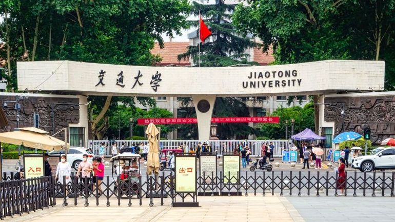 Bold and Controversial Move: Leading Chinese University Eliminates English Tests, Igniting Nationalist Support