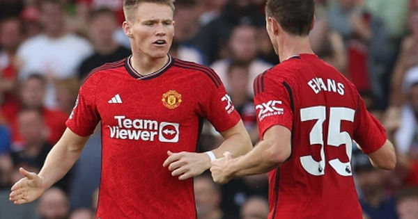 Man Utd ghi siêu phẩm phút bù giờ, hạ gục Brentford một cách khó nhọc