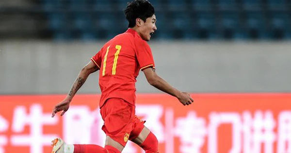 Bất ngờ! Tiền đạo tuyển Trung Quốc gây sốc với phản pháo khi bị CĐV chỉ trích