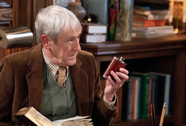 The Irresistible Charm of Nicholas Lyndhurst Propels Frasier's Reboot to New Heights - Don't Miss This Timeless 42-Year-Old Sitcom!