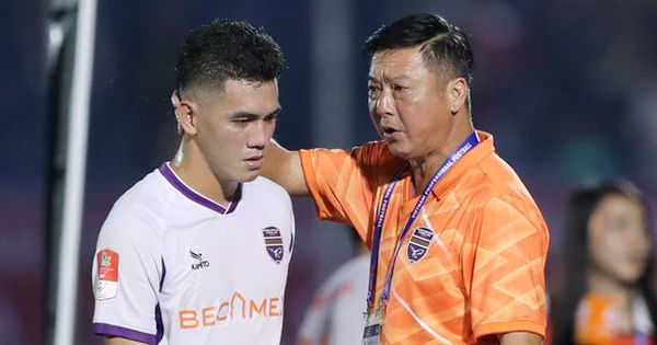 Tiến Linh và HLV Lê Huỳnh Đức tranh cãi sau chiến thắng