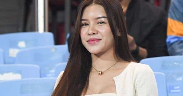 Bạn gái xuất hiện tại sân vận động, tạo sự chú ý với vẻ đẹp tự nhiên