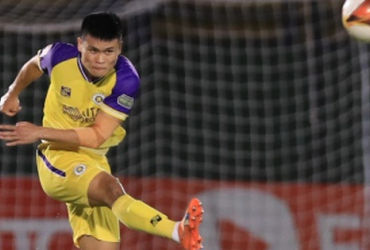 Tuấn Hải khiến cả sân Hàng Đẫy lay động với pha ghi bàn xuất thần từ giữa sân