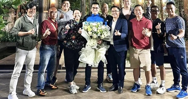 HLV Kiatisak được vinh danh ngoài lề bóng đá