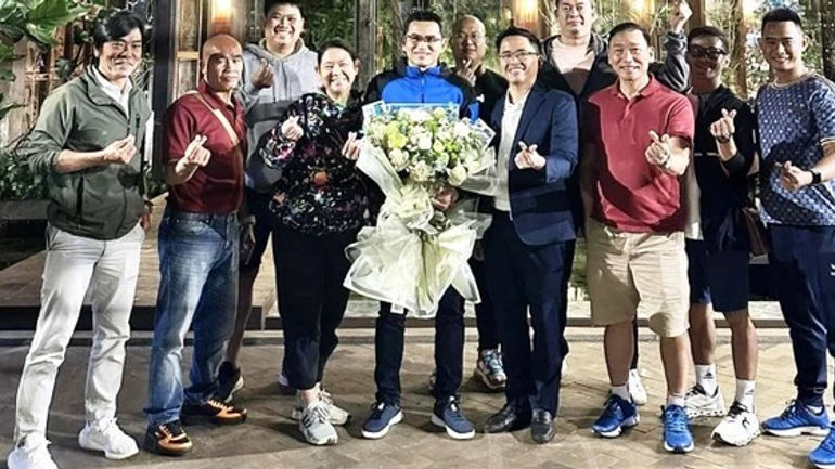 HLV Kiatisak được vinh danh ngoài lề bóng đá