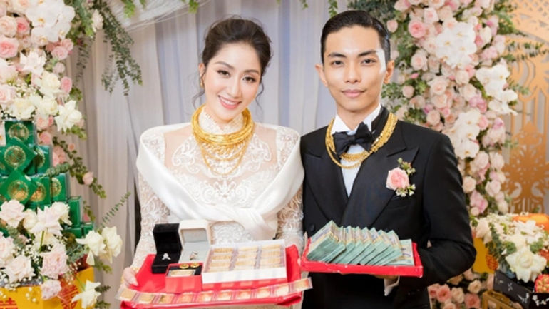 Khánh Thi tự tin khoe ảnh trong váy hoa kiêu sa, đeo trang sức 'trĩu cổ', Phan Hiển gợi ý: 'Cưới lại đi em'