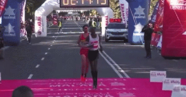 VĐV ghi nhận sự mất nhận thức từ đối thủ trước vạch đích và đón nhận sự ngưỡng mộ từ khán giả