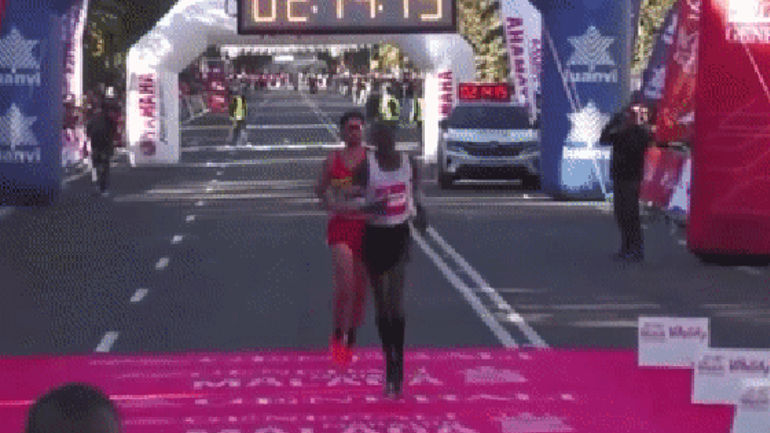 VĐV ghi nhận sự mất nhận thức từ đối thủ trước vạch đích và đón nhận sự ngưỡng mộ từ khán giả