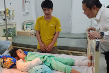 UBND TP HCM vinh danh ê-kíp nối cánh tay siêu nhí 5 tuổi