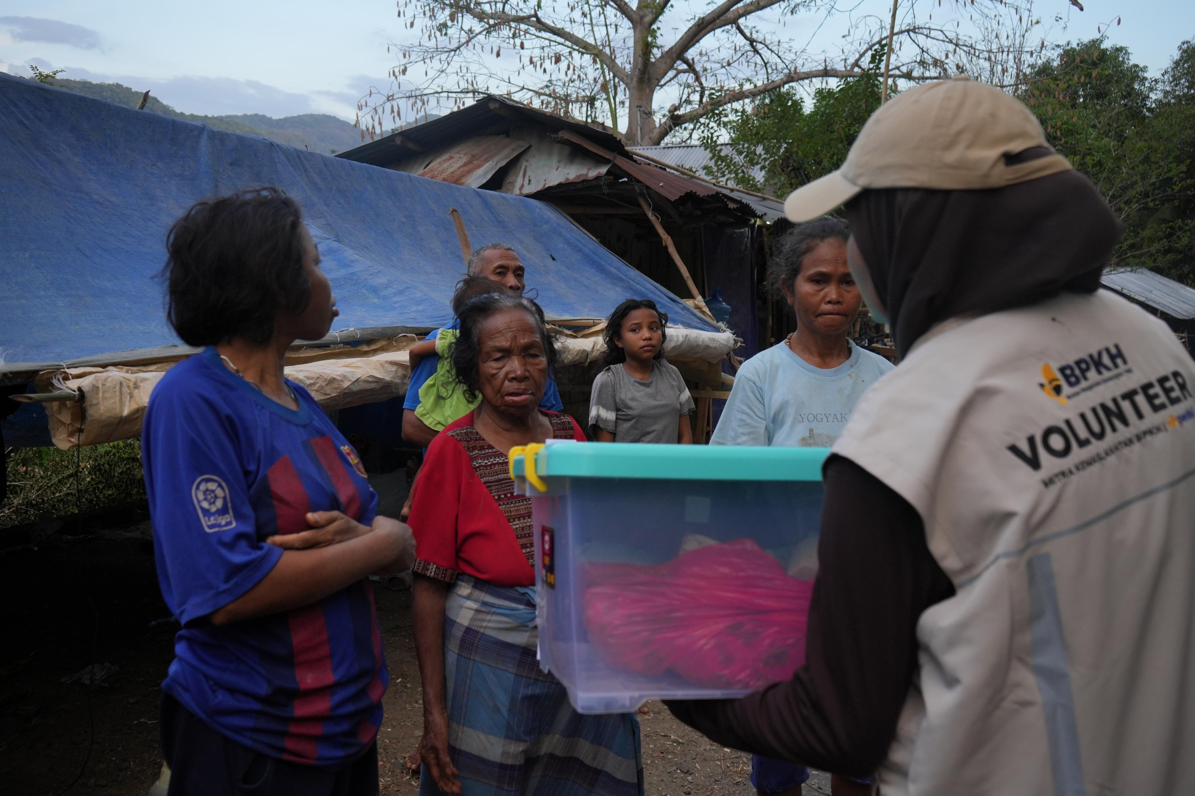 BPKH Salurkan Ribuan Bantuan untuk Masyarakat Terdampak Bencana di NTT