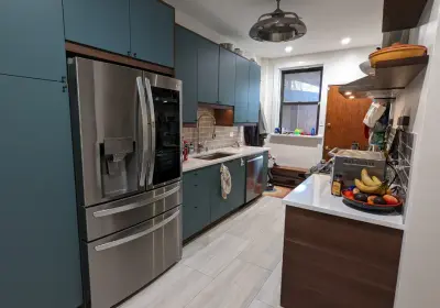 Andersonville kitchen remodeling with custom cabinets in trendy 2025 colors, MSI quartz countertops, and modern design