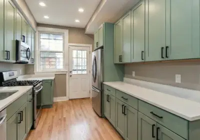 River North kitchen remodeling with custom USA-made cabinets, MSI quartz countertops, and maple floor staining