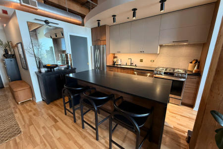 Kitchen island and seating South Loop chef kitchen 1632 S Indiana renovation