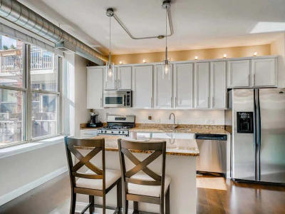 1001 W Madison West Loop condo before remodel -- original kitchen layout