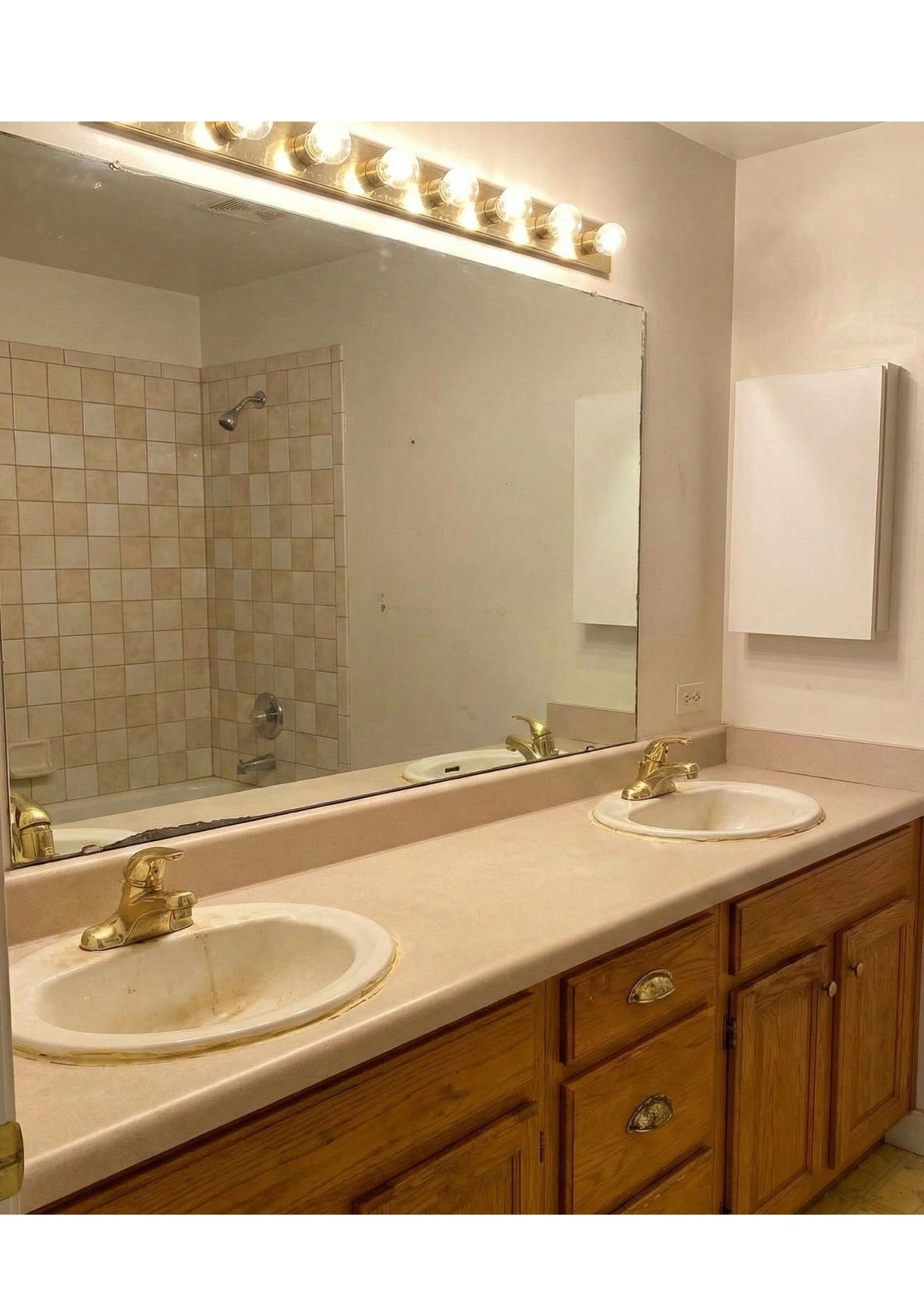 N Sheffield Avenue bathroom before renovation -- second view of original fixtures