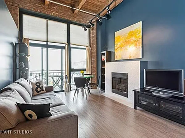 1632 S Indiana St South Loop condo before renovation - dated living space