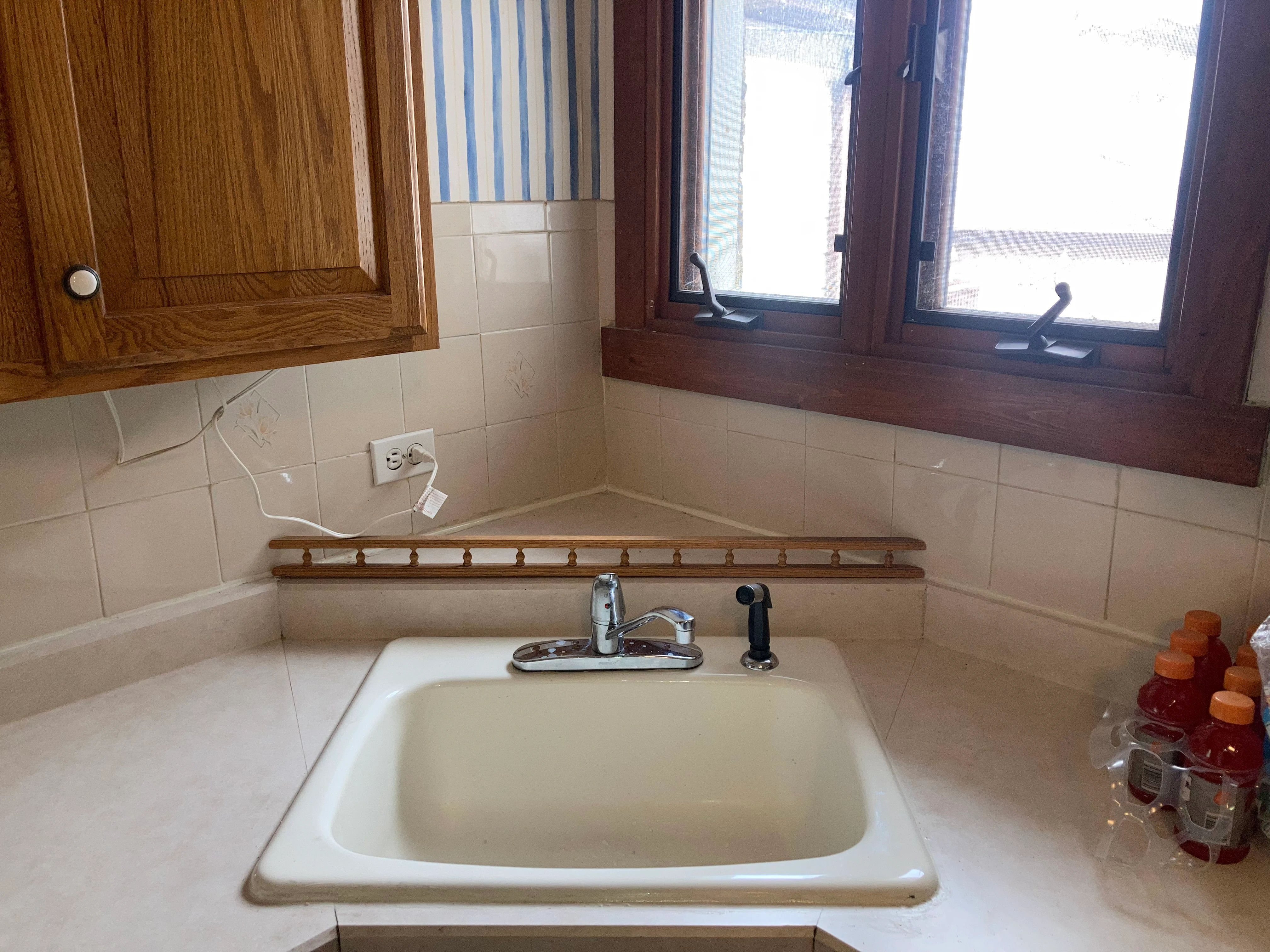 Vintage Andersonville home kitchen before renovation -- N Magnolia Ave 60640 original layout pre-demolition wide view