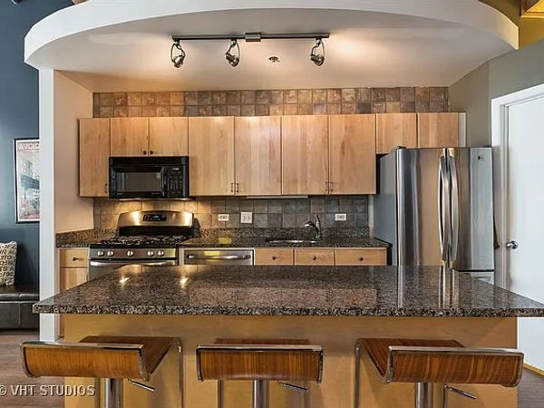 1632 S Indiana St South Loop condo before renovation - dated kitchen
