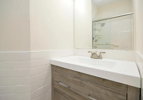 854 W Cornelia Unit 202 Boystown original bathroom before renovation Chicago