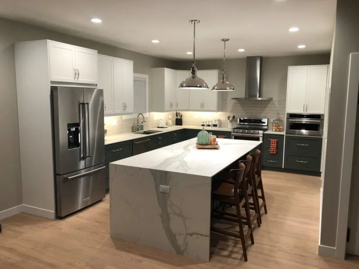 Custom cabinets Winnetka - luxury kitchen with Illinois-made cabinetry