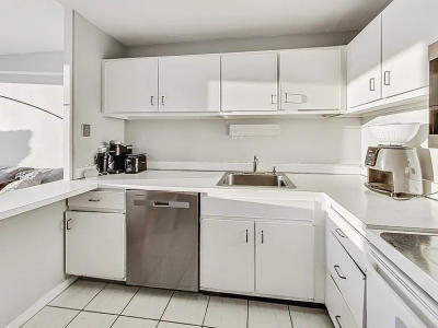Kitchen before remodeling 60611 Chicago Streeterville -- original dated condition