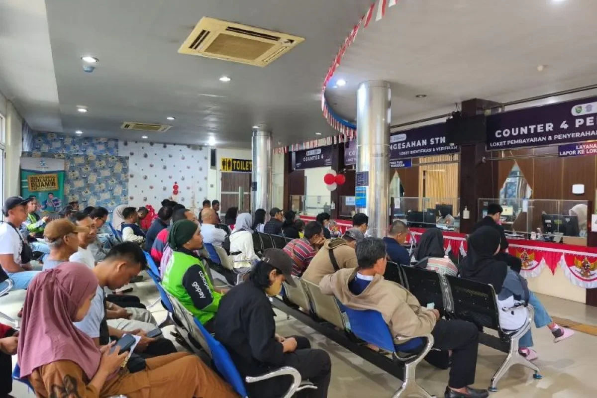 Ruang kantor modern dengan desain interior profesional