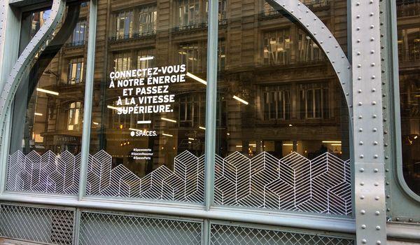 Adhesif decoupe blanc mat pose vitrine facade immeuble