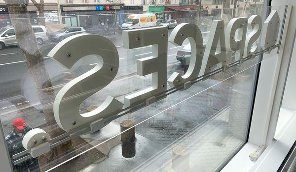 Enseigne interieure bloc leds lumineuse sur plexi transparent