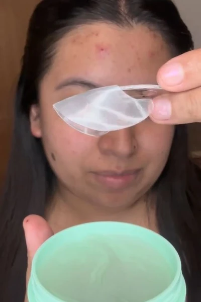 Yasmin applying Rejuvenating Eye Gels in Rejuvenating Eyes 30 Pair