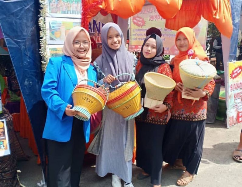 Merawat Tradisi dalam Anyaman: Peran dan Tantangan Boboko bagi Generasi Modern di Desa Gandoang