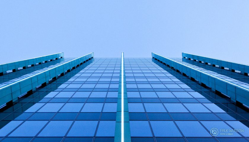 Die Fassade hoch