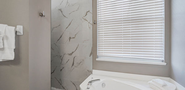 Marble Walls With Modern White Bath Tub
