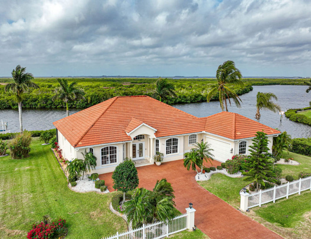 Sunset Manor Top Waterfront View Vacation Home Exterior View