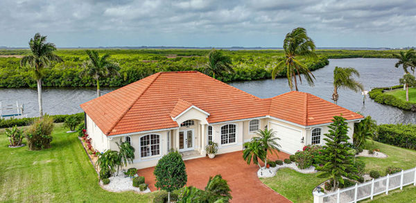 Sunset Manor Top Waterfront View Vacation Home Exterior View