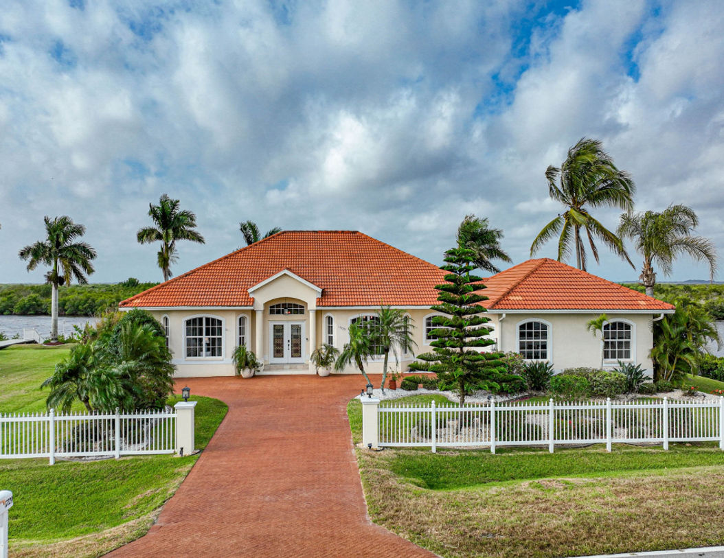Sunset Manor Port Charlotte Fence and Entrance  