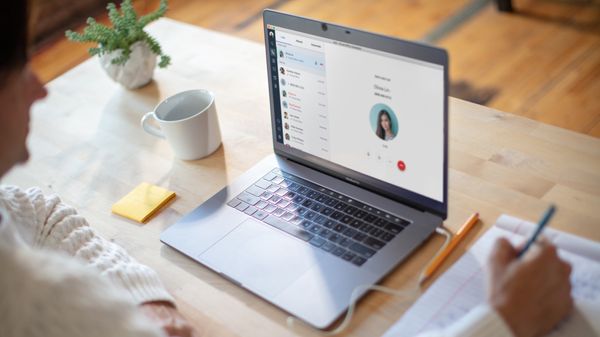 hero-woman-with-laptop-at-desk-xs1543.png