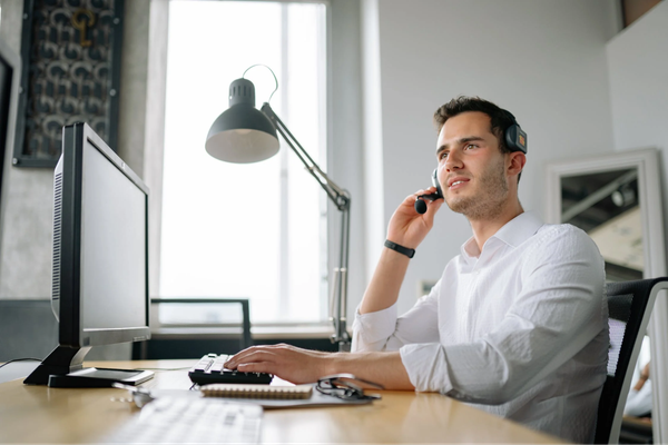 A call center agent using a contact center solution to talk to a customer