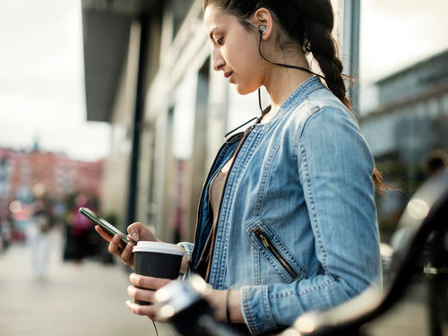 woman-phone-street-497774-4x3.jpg