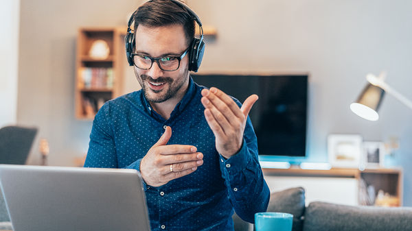 A contact center agent telling about 8x8's cloud-based solutions to a customer on audio call