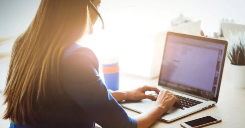 Woman_at_computer_in_video_meeting.jpg