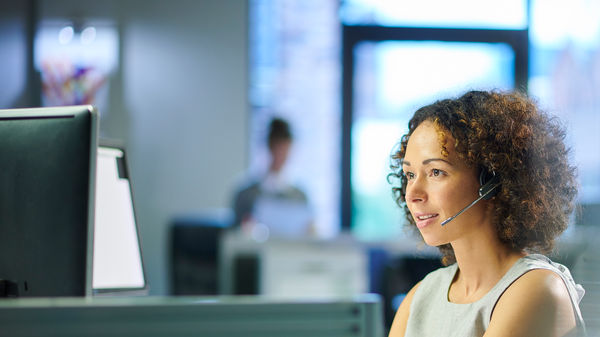 xl-bnr-female-call-center-worker-052020.png