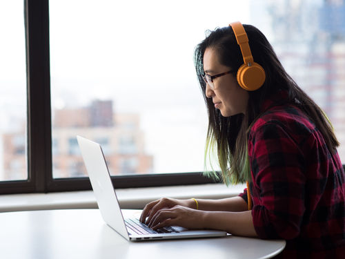 girl-with-headphones-112020.png