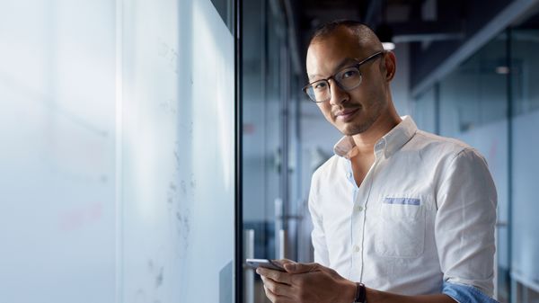 A call center agent using contact center tools on his smartphone