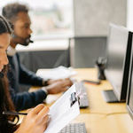 A female employee using call center software to resolve customer query