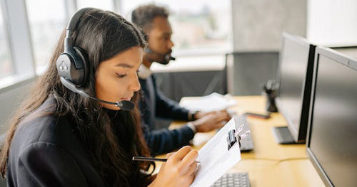 A female employee using call center software to resolve customer query