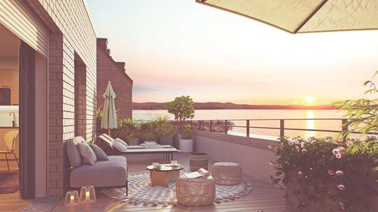 SEEPROMENADE: Dachterrasse mit Blick auf den Ziegelinnensee in Schwerin beim Sonnenuntergang