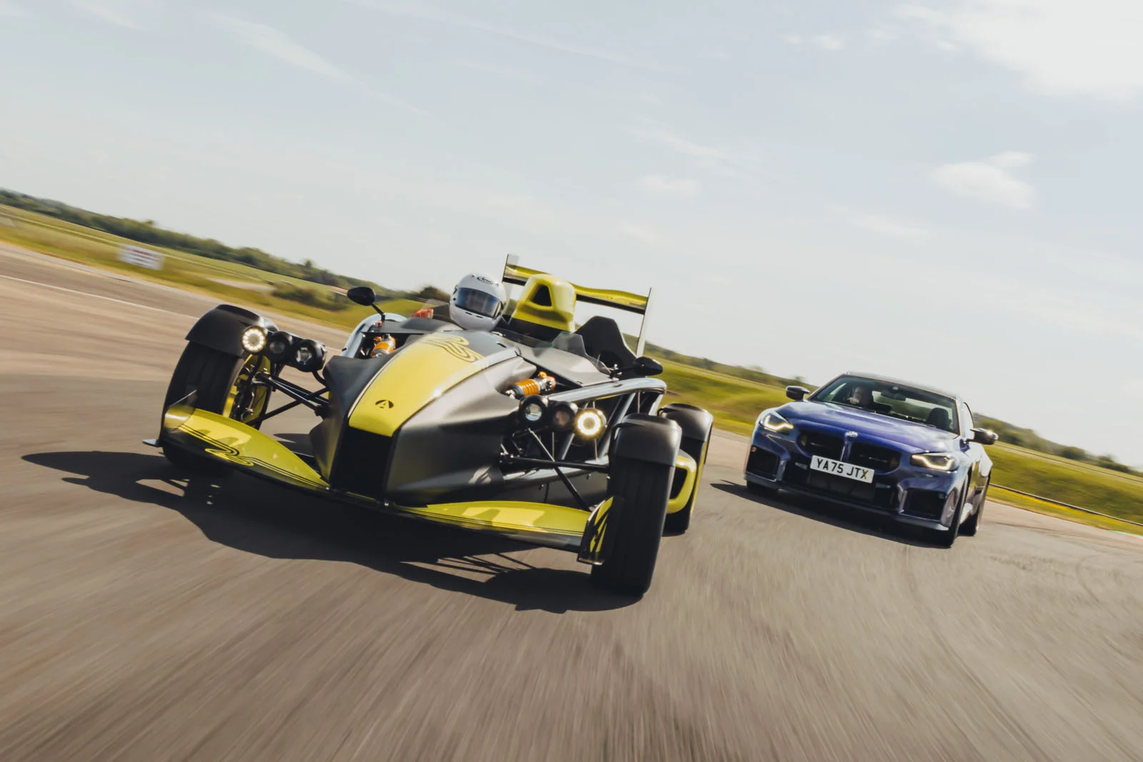 Ariel Atom 4RR vs BMW M2 CS: o brinquedo de pista definitivo que desafia a lógica